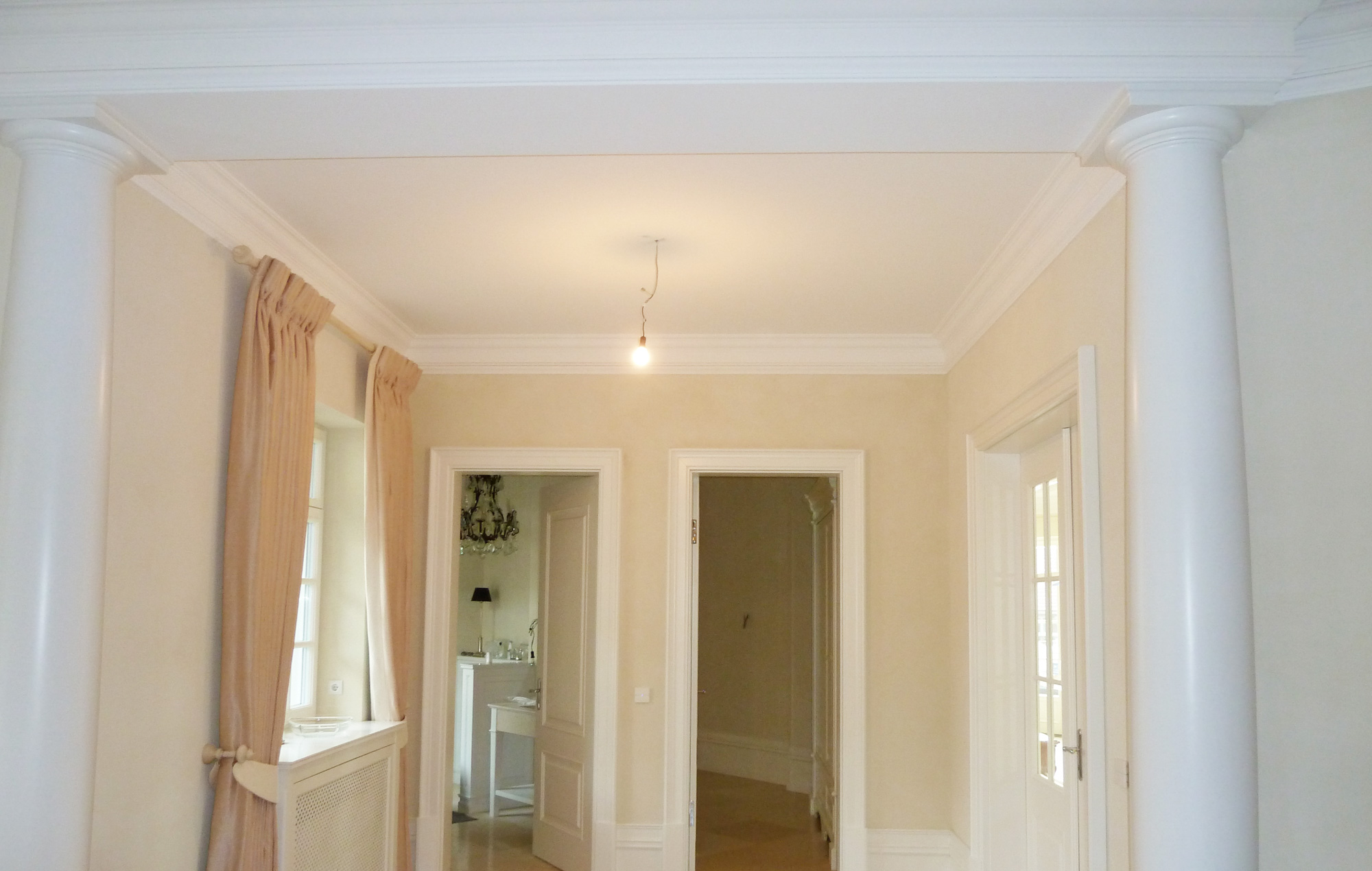 referenz_exklusives_wohnhaus_flur_saeulen