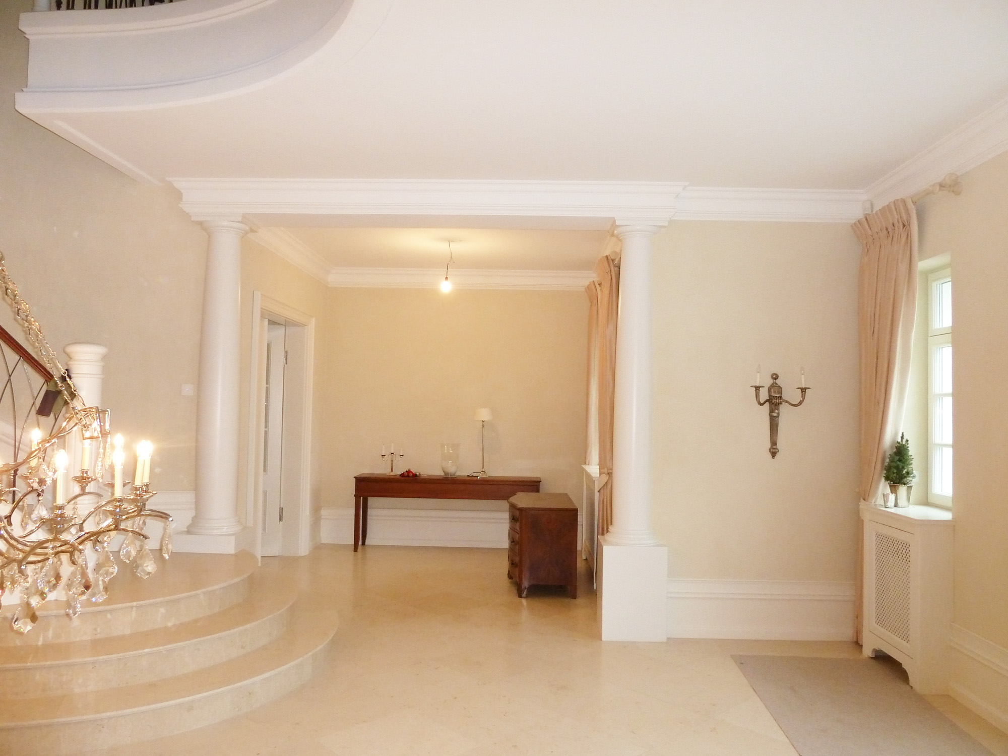 referenz_exklusives_wohnhaus_foyer_mit_saeulen_und_treppe