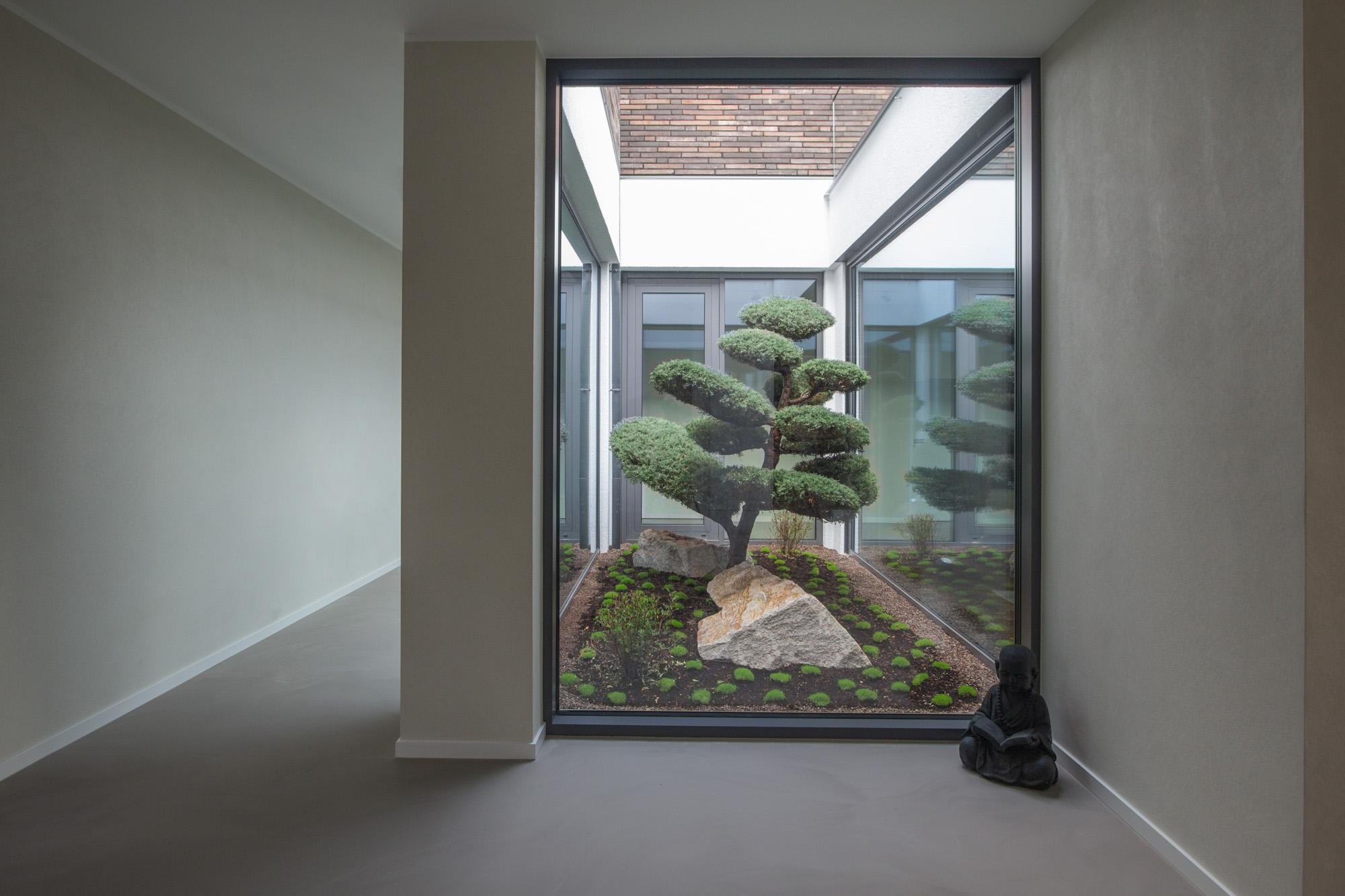 referenz_exklusives_wohnhaus_im_muensterland_atrium_mit_innenhof_und_formschnittbaum