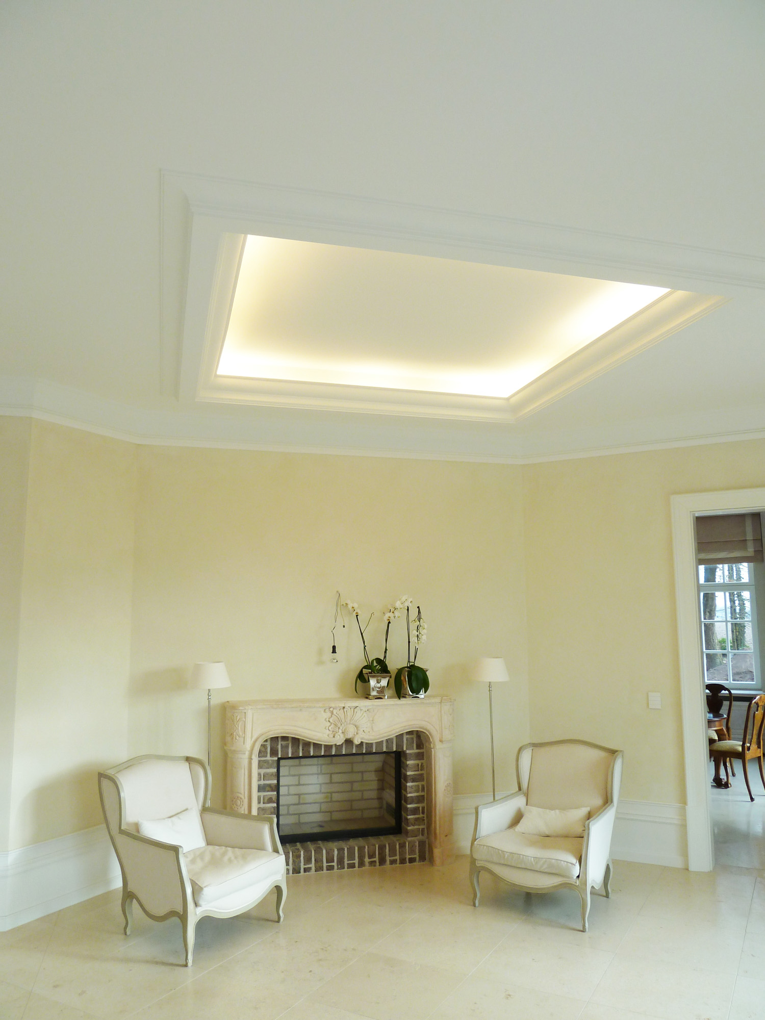 referenz_exklusives_wohnhaus_kaminzimmer_deckenbeleuchtung