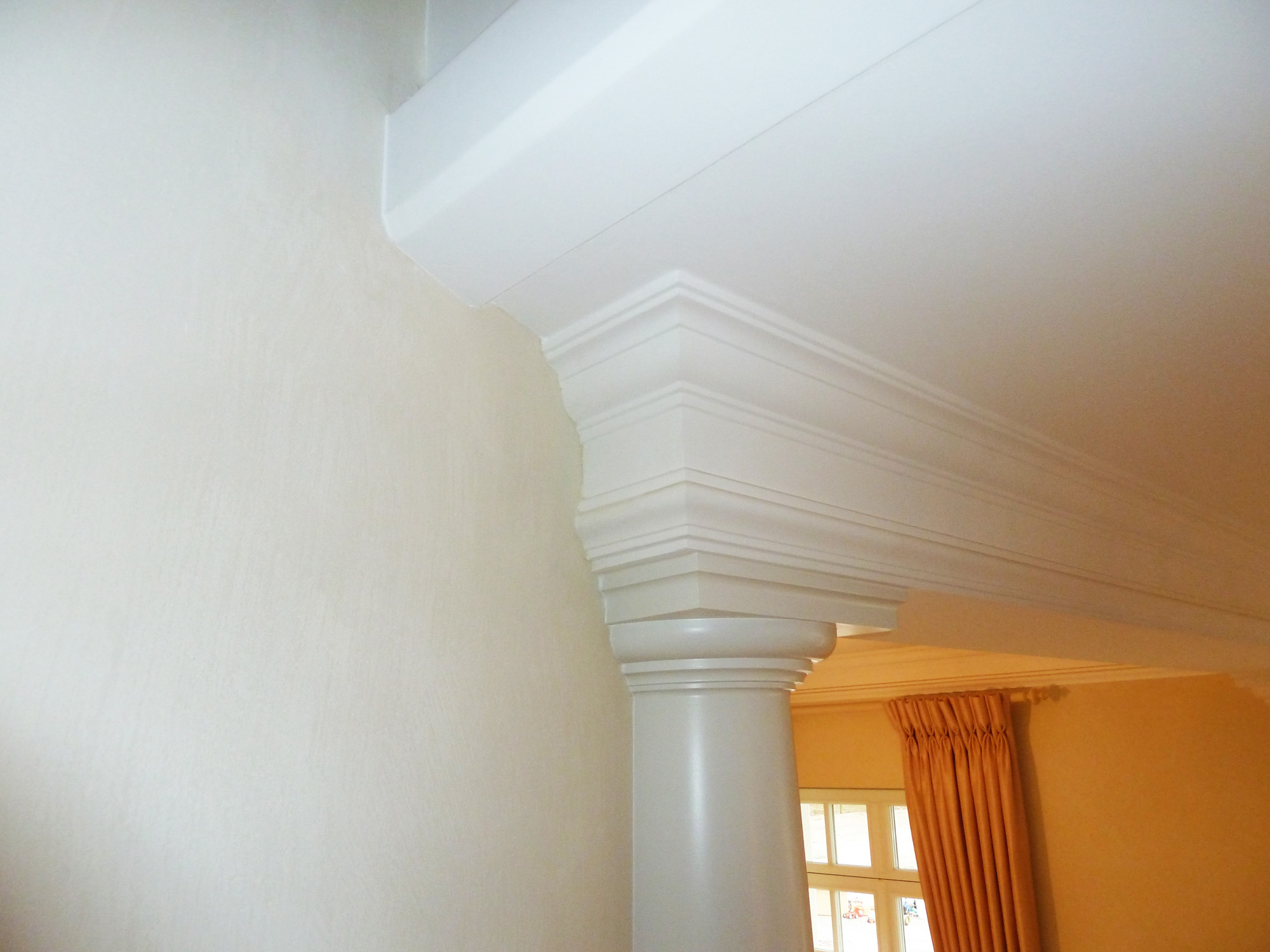 referenz_exklusives_wohnhaus_saeule_stuckdetail_decke