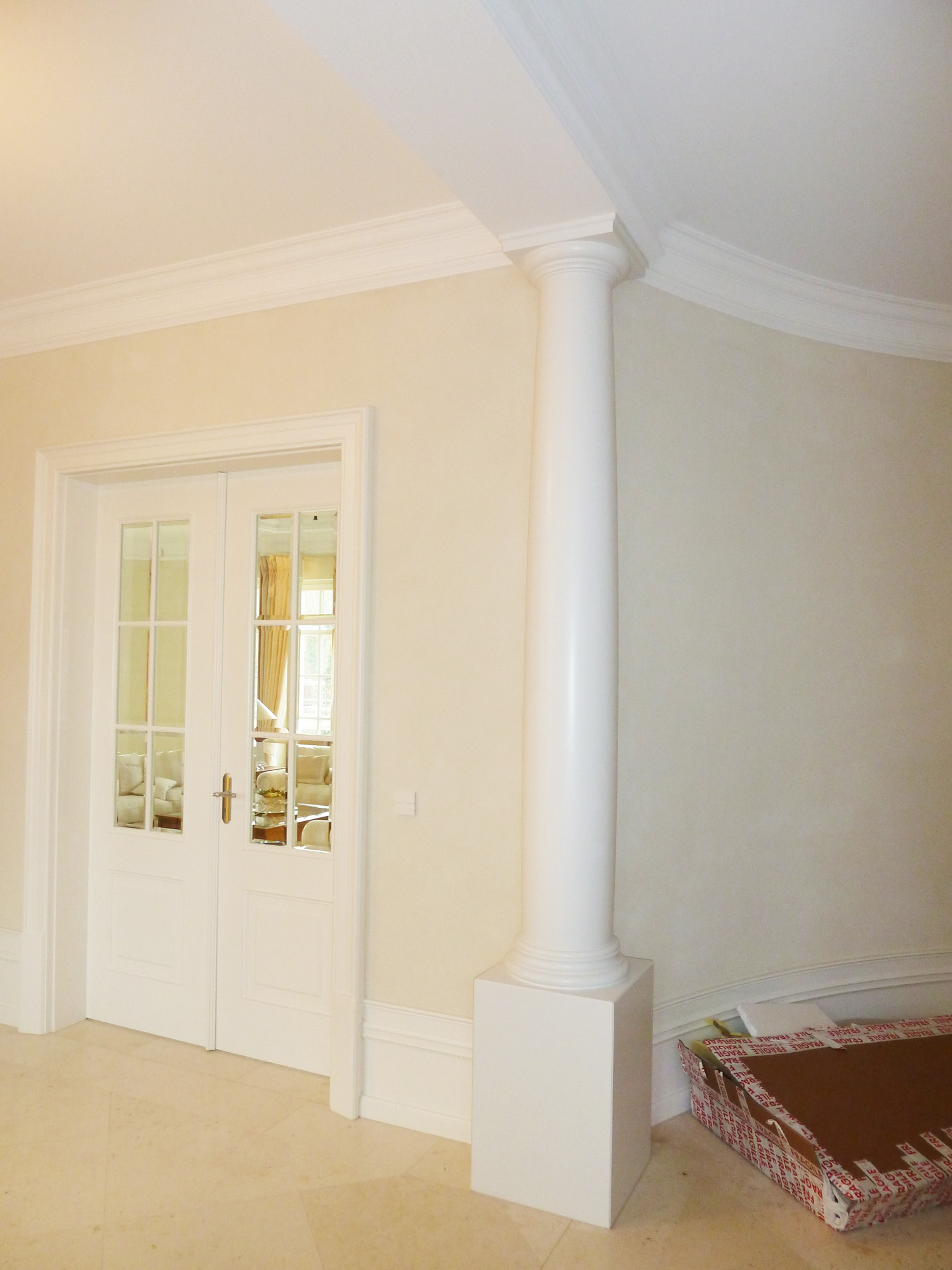 referenz_exklusives_wohnhaus_saeule_tuerbereich_klassisch