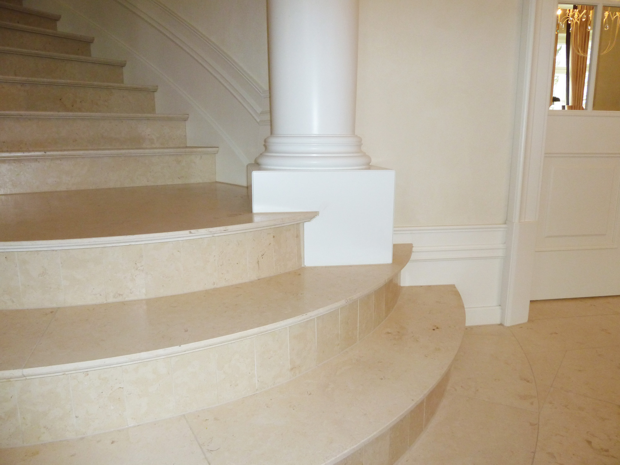 referenz_exklusives_wohnhaus_treppe_marmor_saeule
