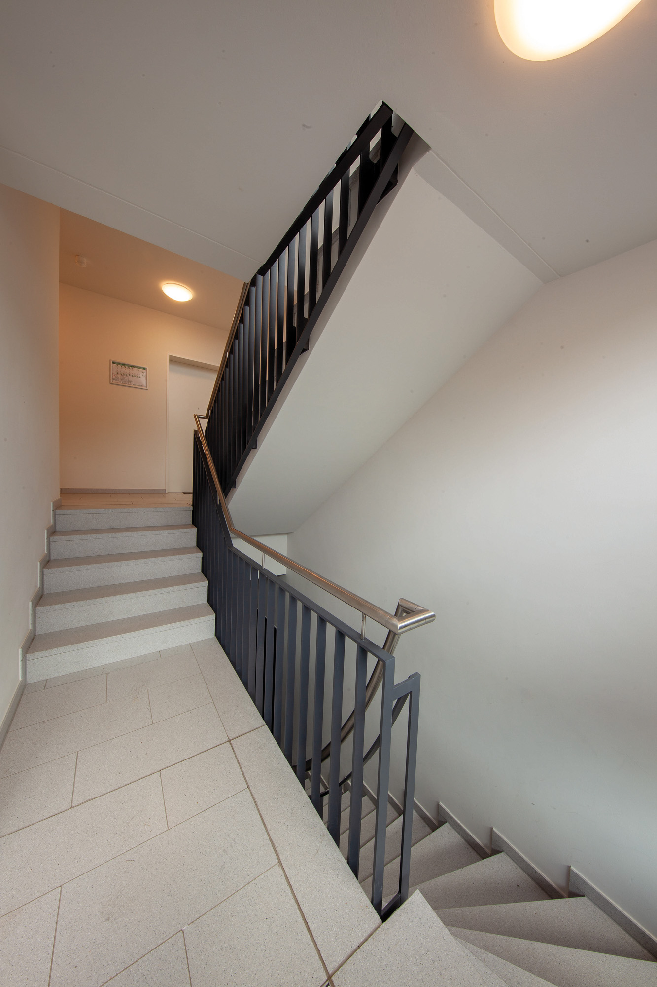 referenz_grafental_wa7_duesseldorf_malerarbeiten_treppenhaus_innenansicht