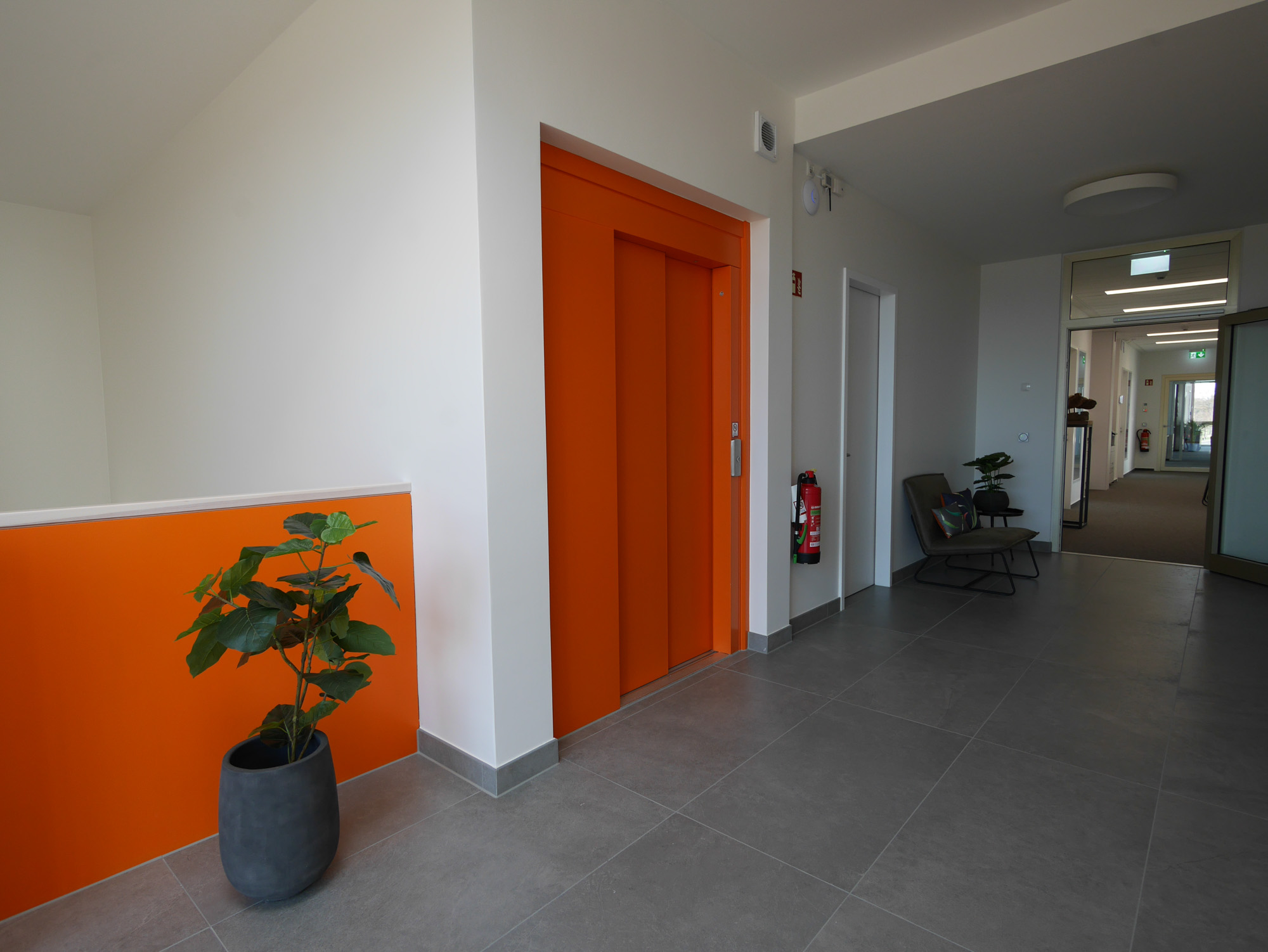 referenz_idpm_gebaeude_b_flurbereich_aufzugbereich_akzentwand