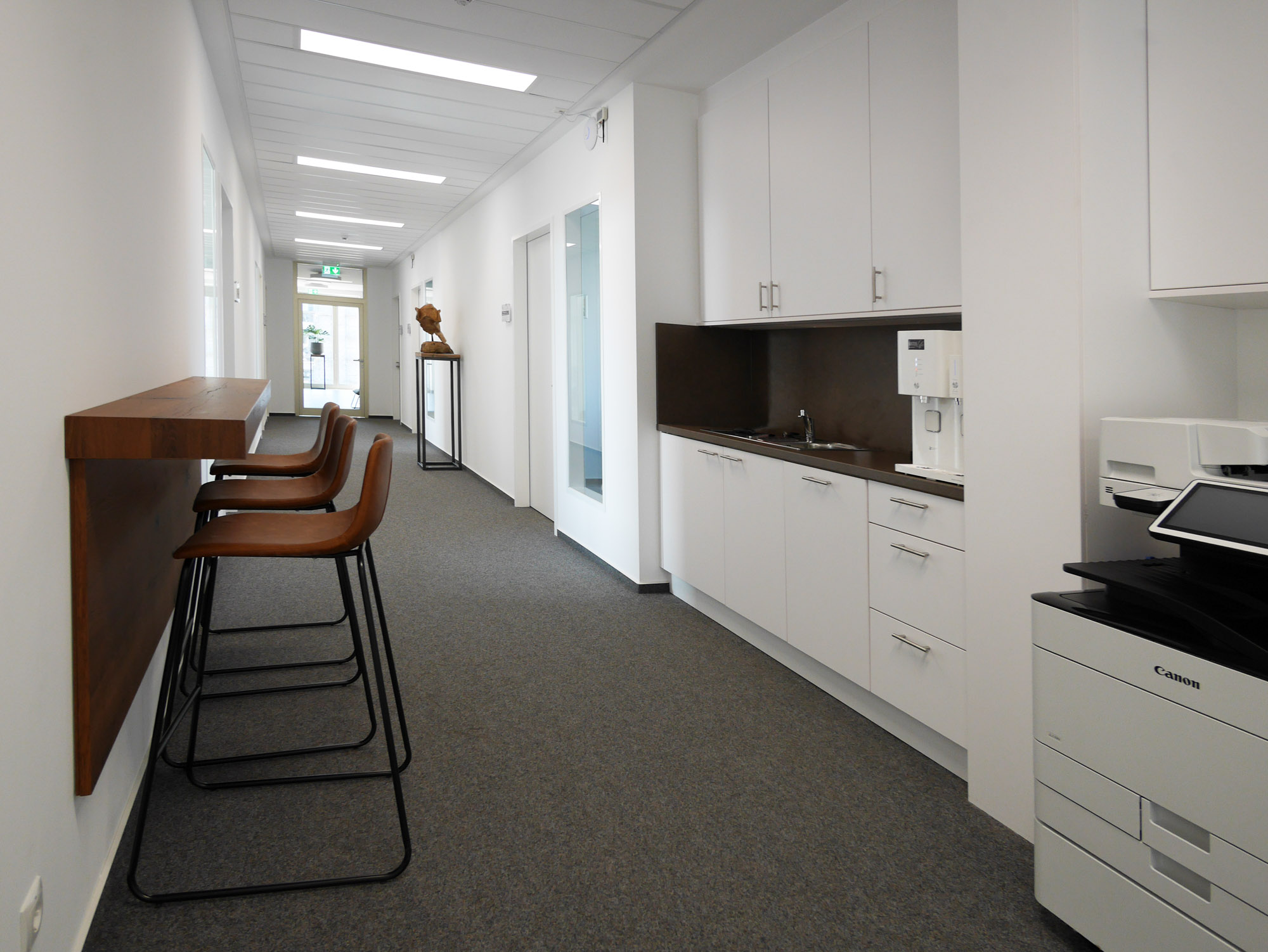 referenz_idpm_gebaeude_b_flurbereich_teppichboden