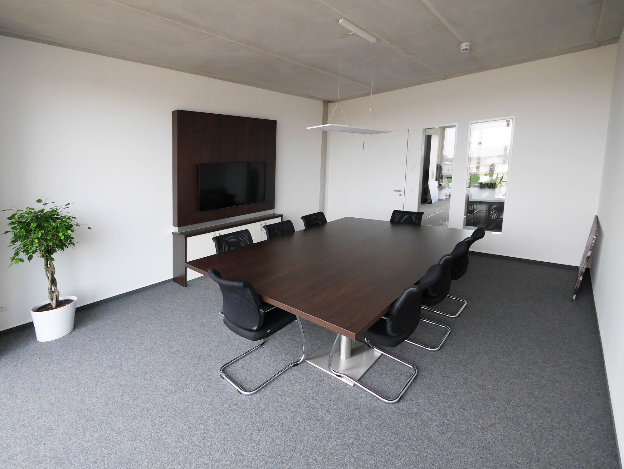 referenz_idpm_gebaeude_b_teppichboden_besprechungsraum