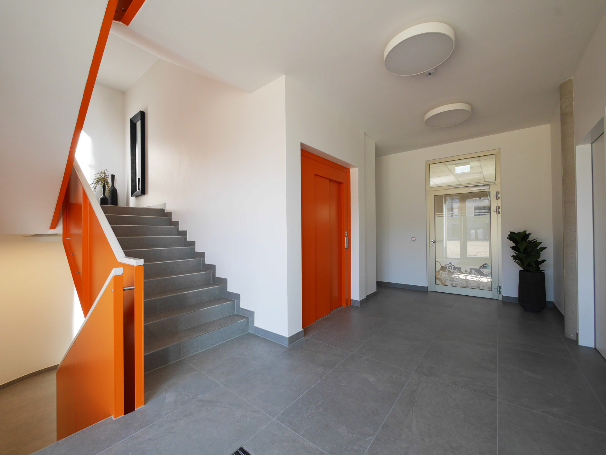 referenz_idpm_gebaeude_b_treppenhaus_eingangsbereich