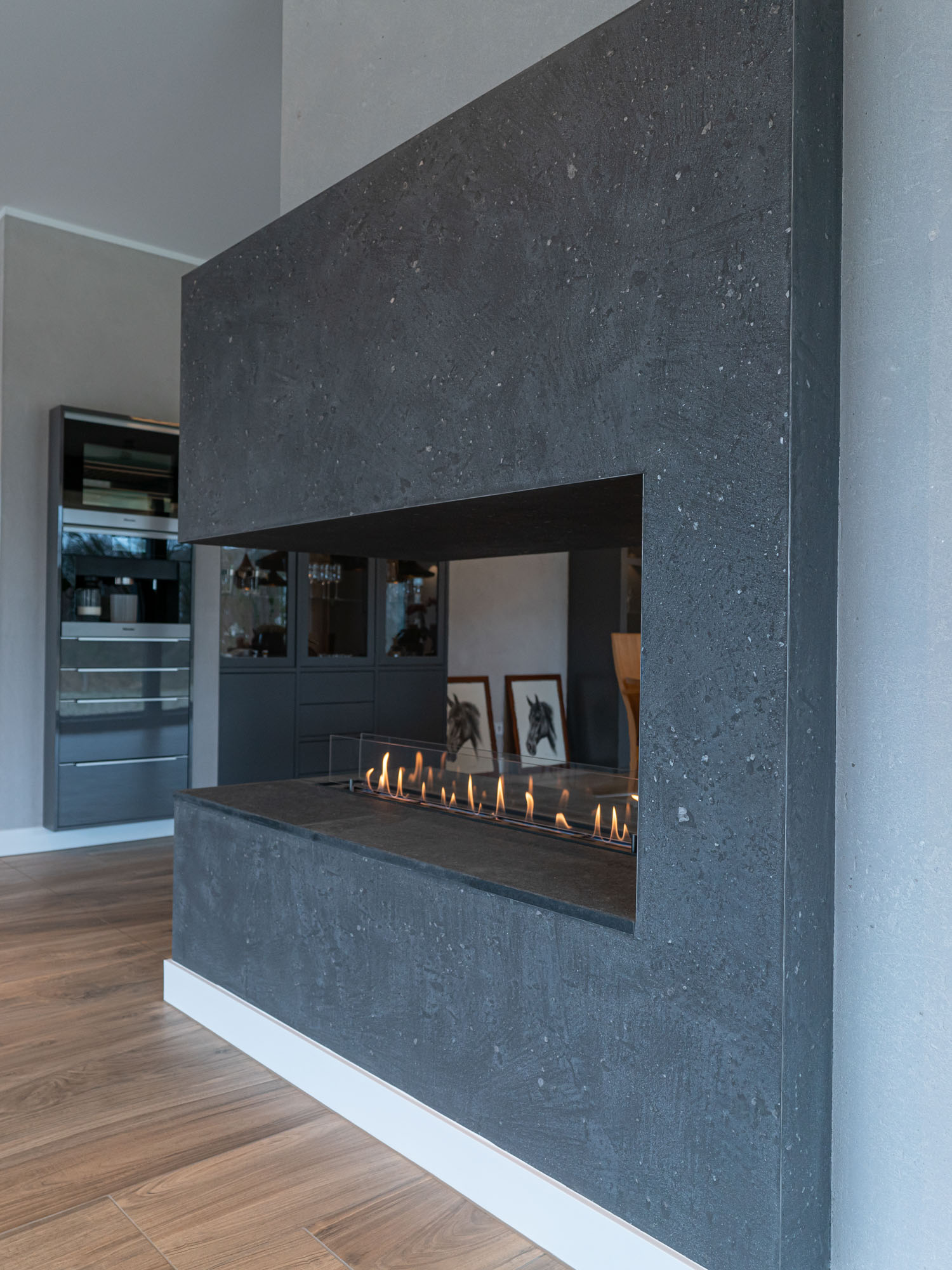 referenz_modernes_einfamilienhaus_frescolori_kamin