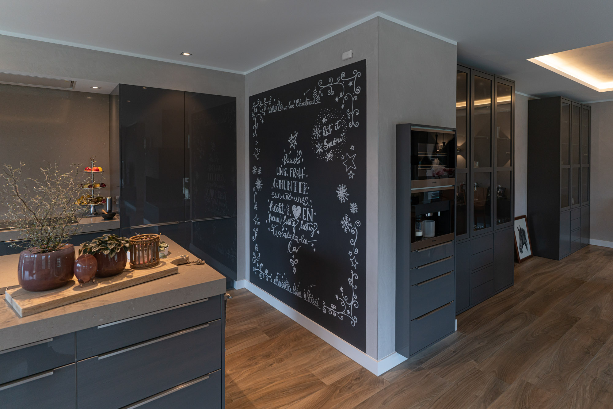 referenz_modernes_einfamilienhaus_kueche_tafellack