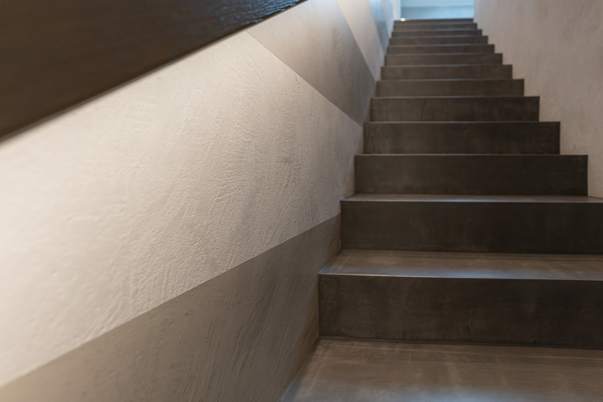 referenz_modernes_einfamilienhaus_treppenaufstieg_frescolori