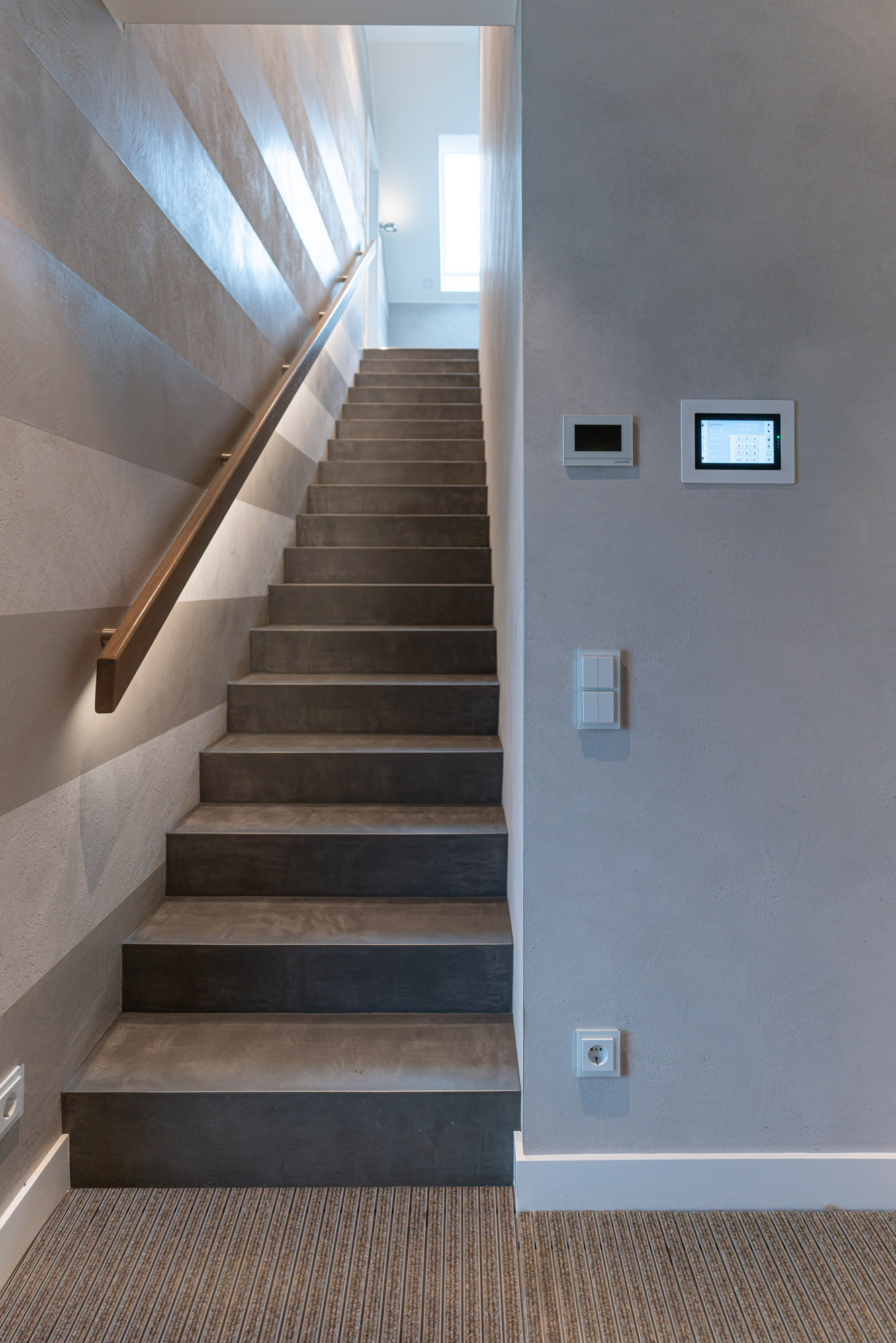 referenz_modernes_einfamilienhaus_treppenstufen_frescolori