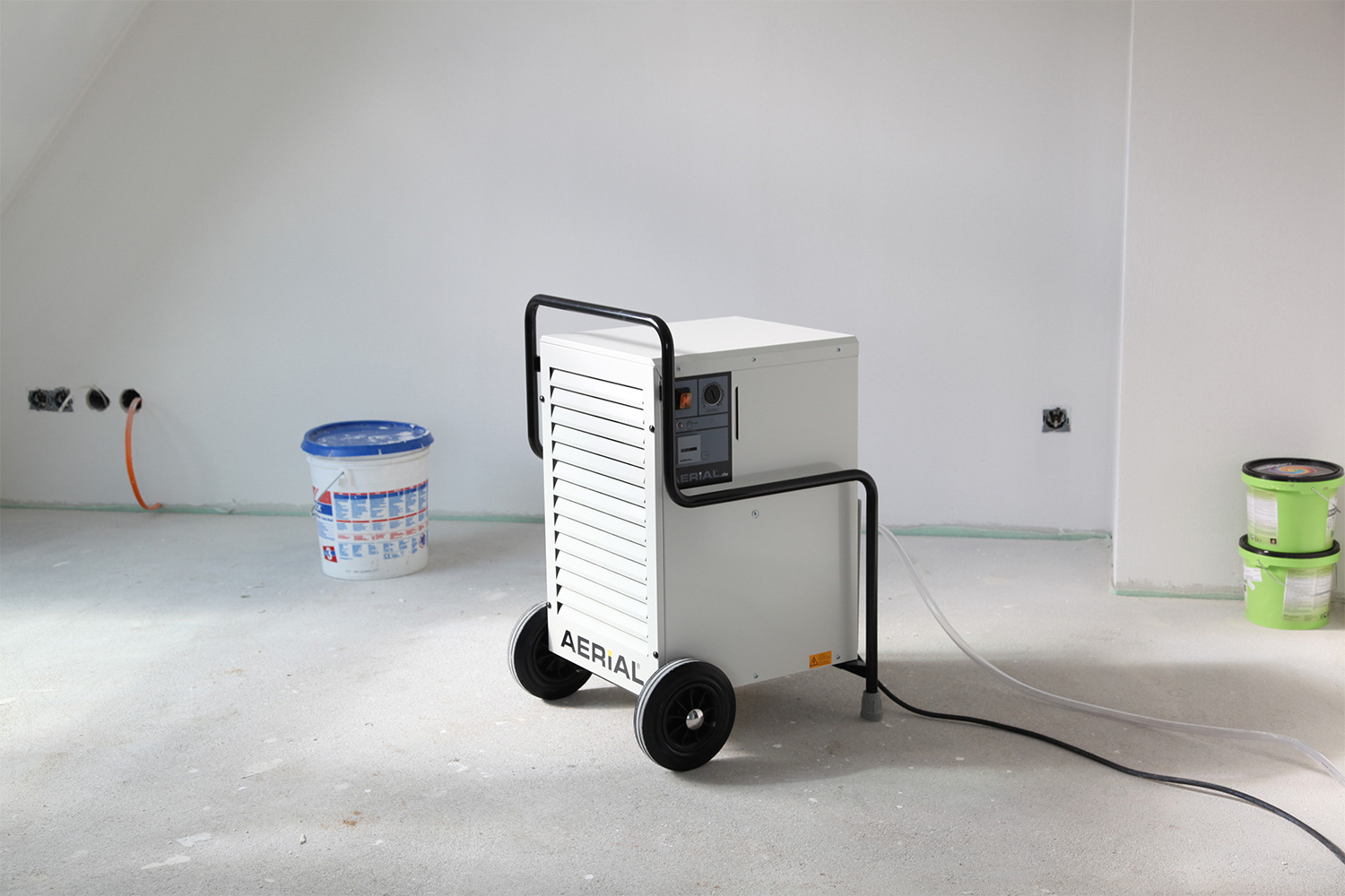 Mobiles Trocknungsgerät steht in einem leeren Innenraum zur technischen Trocknung nach einem Wasserschaden.