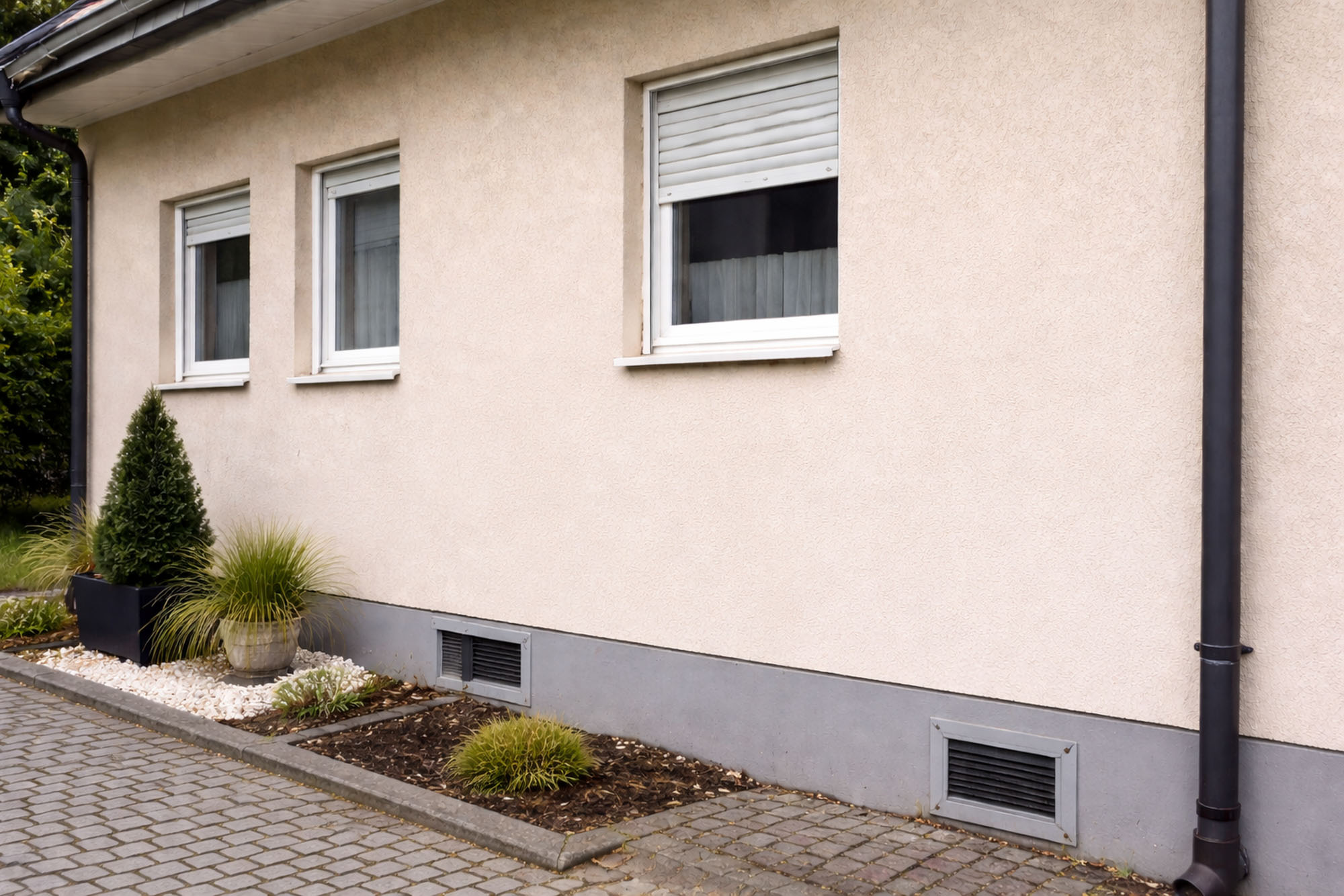 Helle Hausfassade ohne Graffiti nach fachgerechter Graffitientfernung