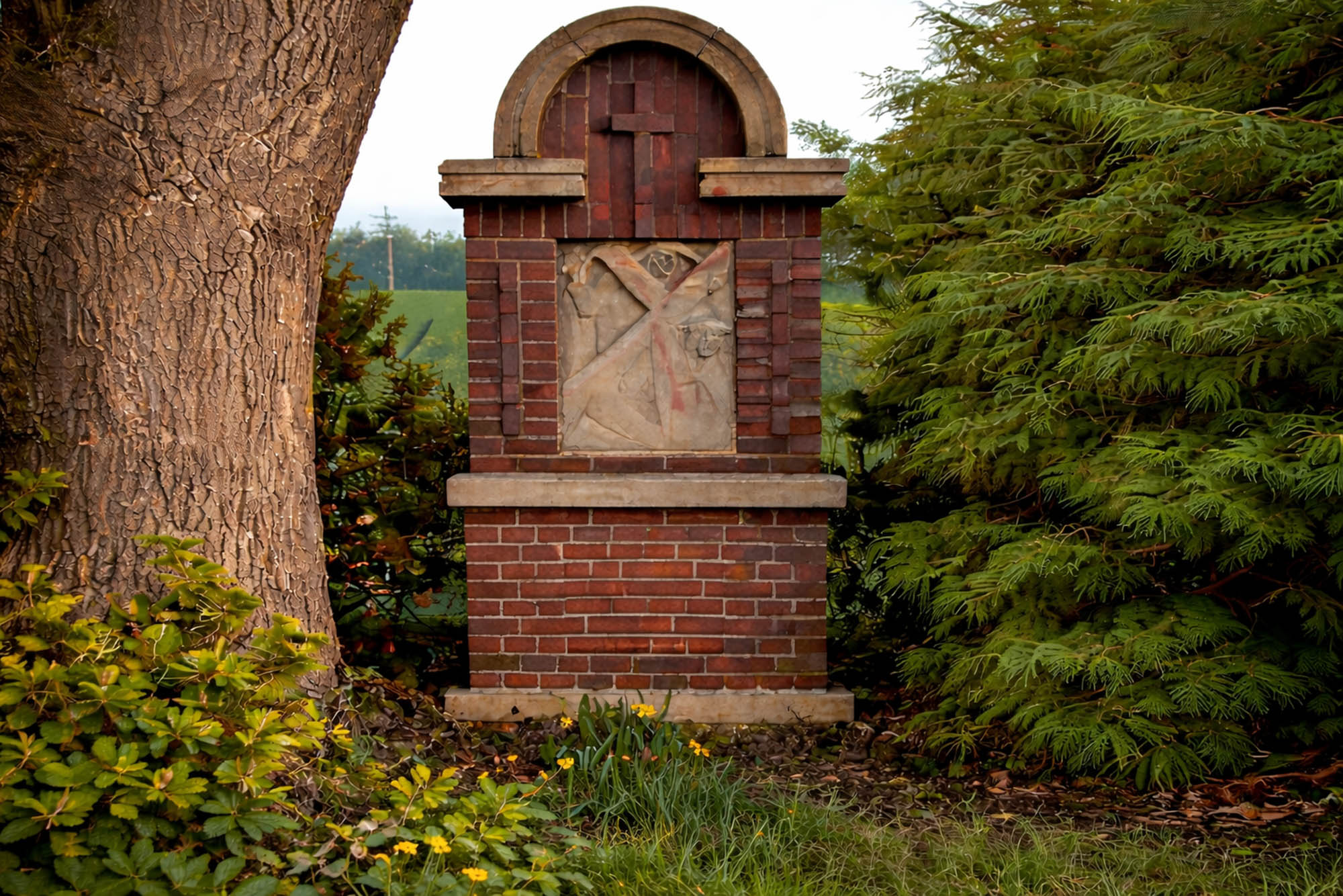 Sauber gereinigtes Naturstein- und Mauerwerkselement nach professioneller Graffitientfernung