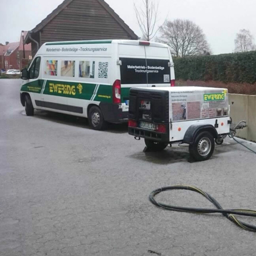 Servicefahrzeug mit Anhänger und Reinigungsanlage für die mobile Untergrundreinigung vor Ort.