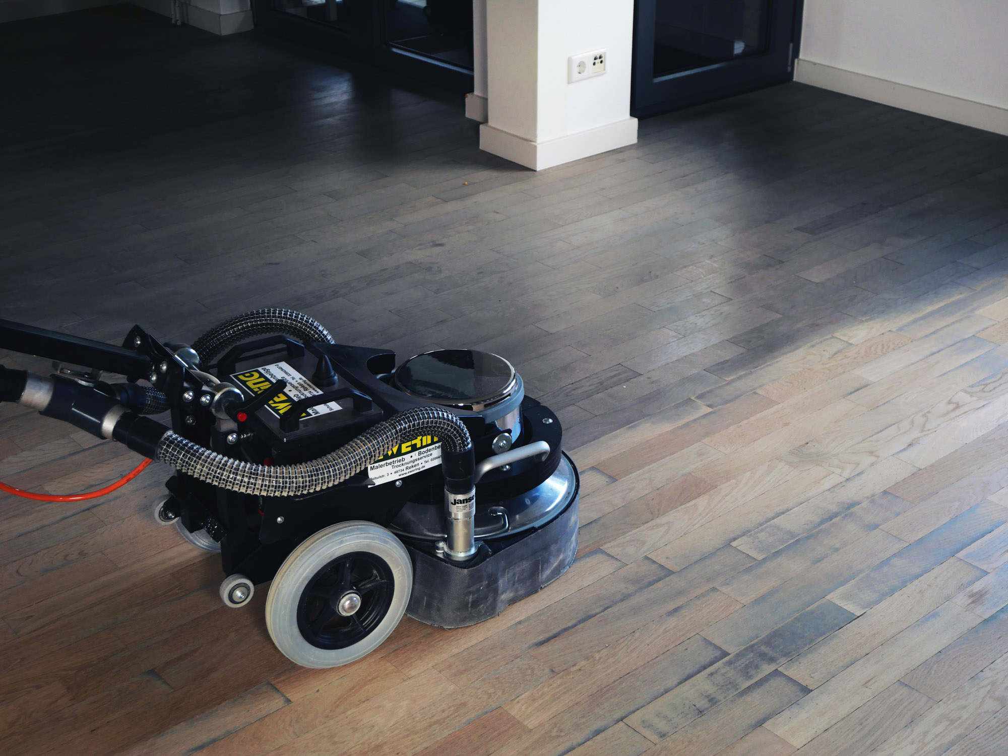 nahaufnahme_parkett_abschleifen_schleifgeraet