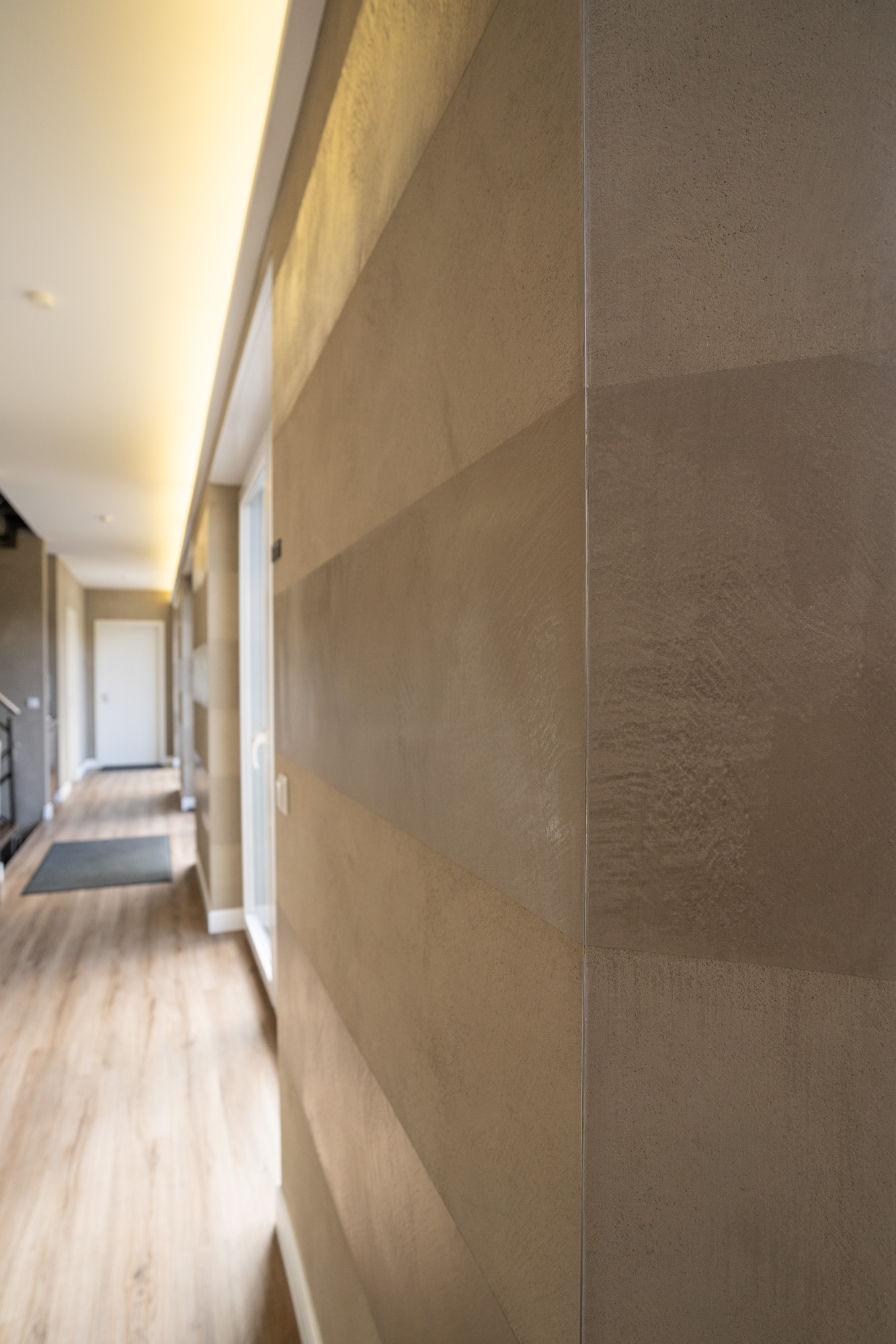 referenz_flurbereich_marmorputz_frescolori_streifen_ecke