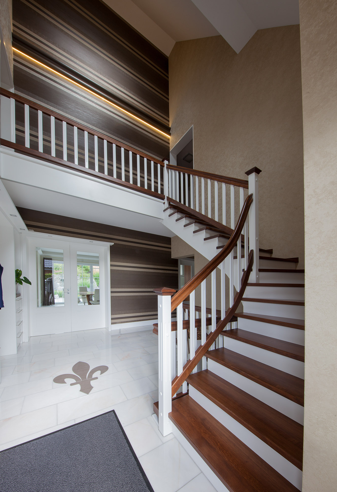 referenz_komplettsanierung_einfamilienhaus_treppenaufstieg