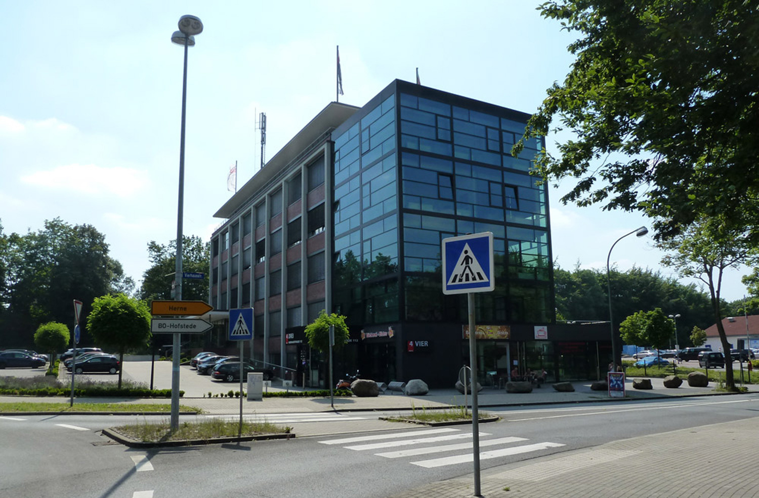 referenz_schuerzenfabrik_bochum_buerogebaeude_ansicht_kreisverkehr