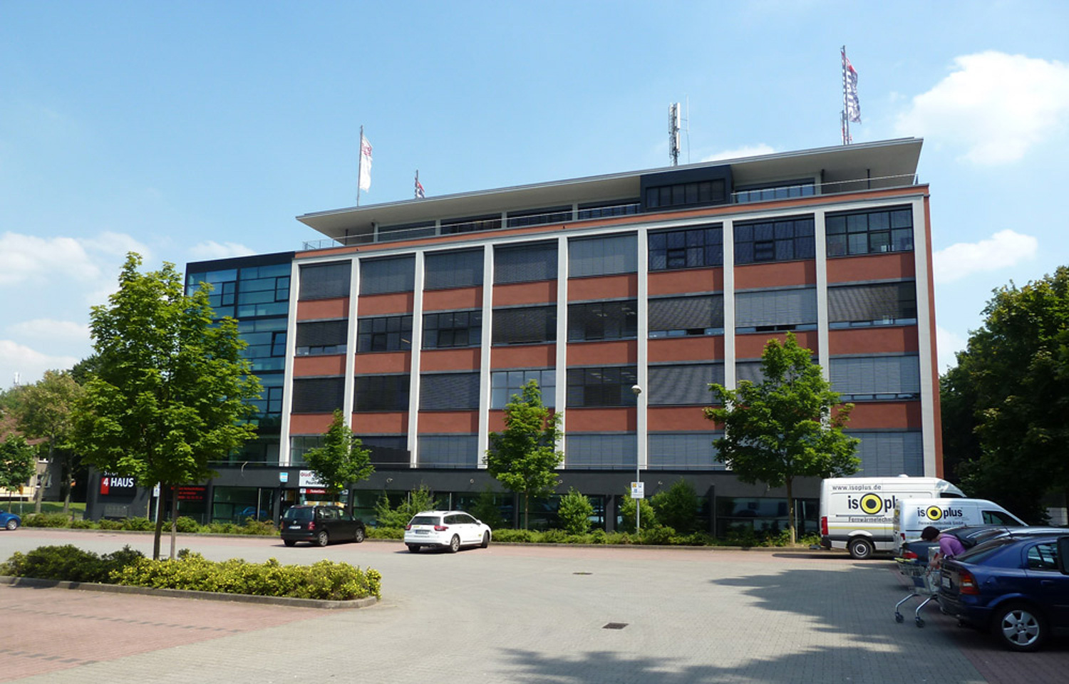 referenz_schuerzenfabrik_bochum_buerogebaeude_ansicht_parkplatz