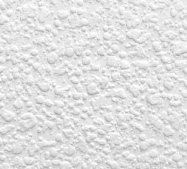 Nahaufnahme einer weißen Rauhfasertapete mit typischer körniger Oberflächenstruktur.