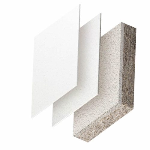 Darstellung des Baswa Akustikplatten Aufbaus als Schichtmodell auf weißem Hintergrund. Mehrere Plattenlagen sind versetzt nebeneinander gezeigt, vorne eine dickere poröse Trägerplatte, dahinter zwei dünnere weiße Schichten und ganz vorne eine glatte weiße Sichtfläche. Die Grafik zeigt den mehrlagigen Aufbau einer Baswa Akustiklösung.